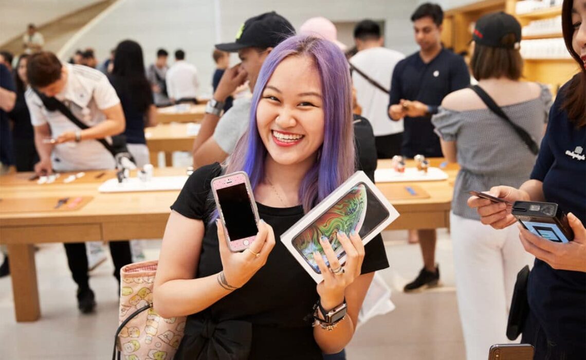 iphone-xs-apple-watch-series-4-availability_orchardrd-singapore-iphonexs-customer_09202018